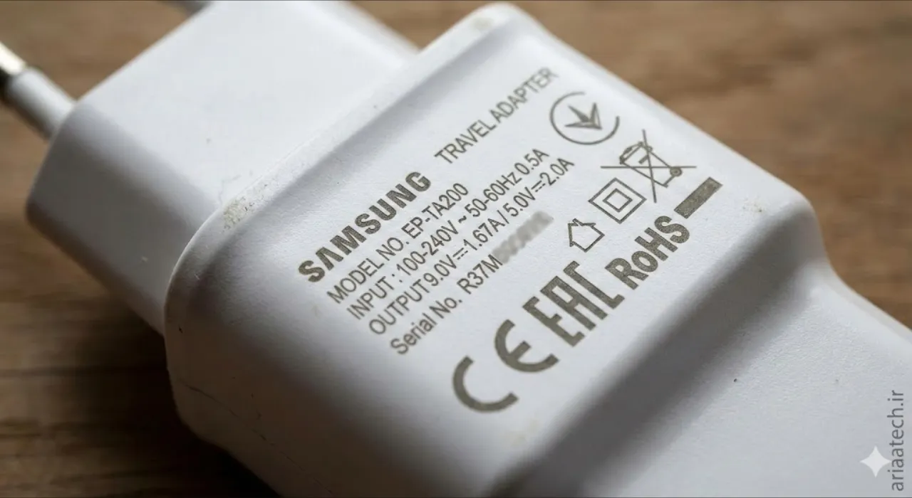 مقایسه کیفیت بدنه و چاپ نوشته های روی آداپتور اصلی سامسونگ